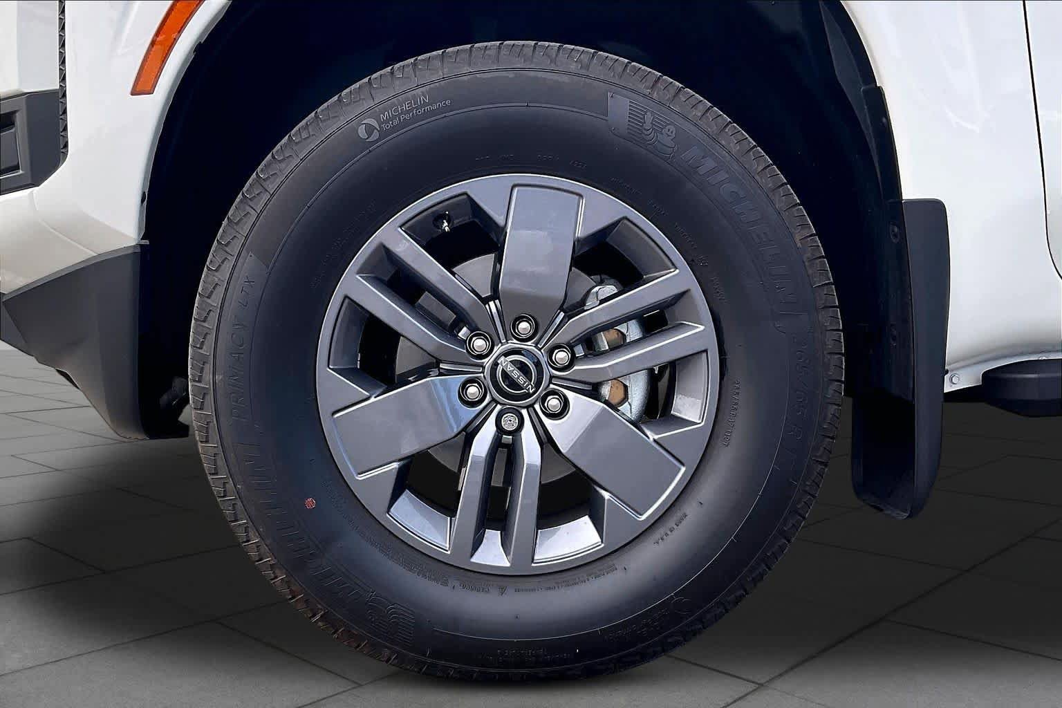 Used 2025 Nissan Frontier SV AWD/4WD image 10