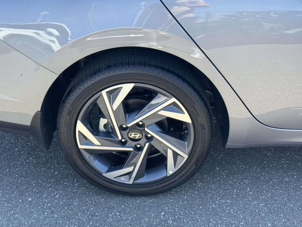 Used 2025 Hyundai Elantra SEL FWD image 8