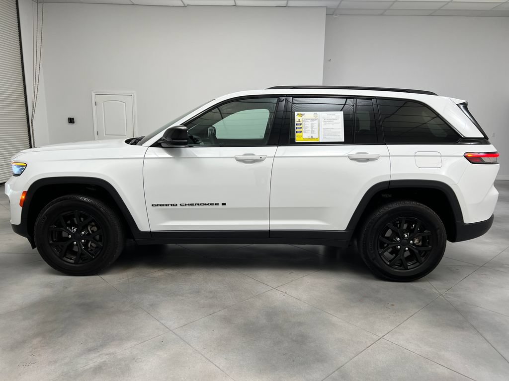 Used 2025 Jeep Grand Cherokee Altitude AWD/4WD image 5