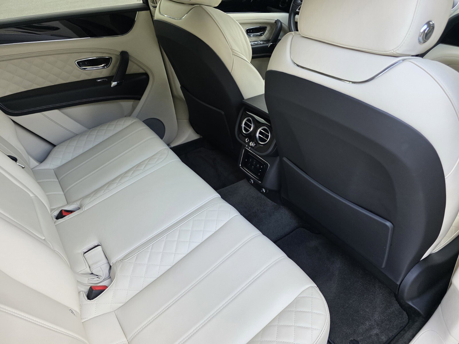 Used 2019 Bentley Bentayga image 29