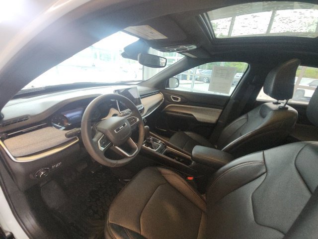 Used 2023 Jeep Compass Latitude w/ Sun and Sound Group AWD/4WD image 21