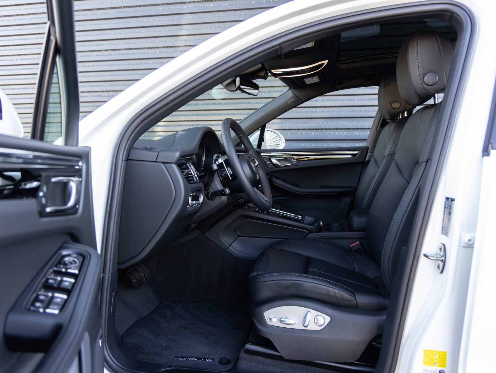 Certified 2026 Porsche Macan AWD/4WD image 23