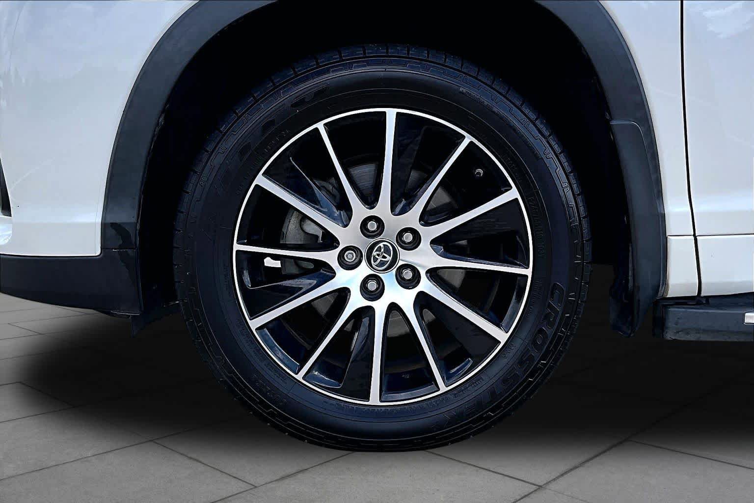 Used 2018 Toyota Highlander SE FWD image 11