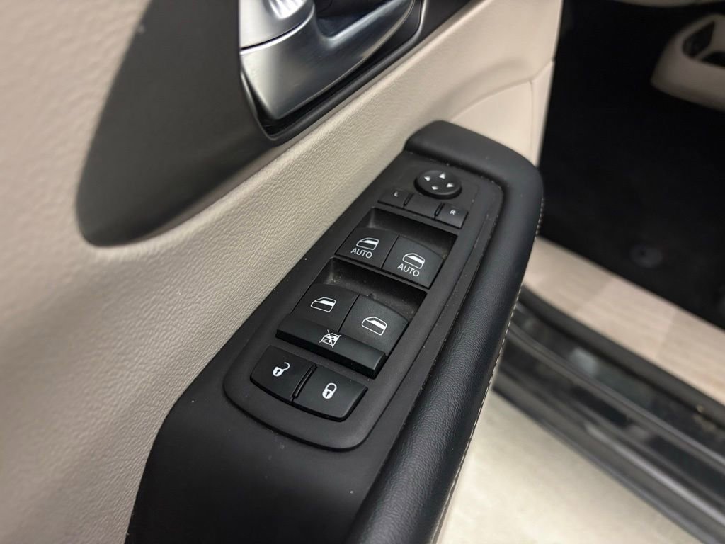Used 2023 Chrysler Pacifica Touring-L FWD image 28