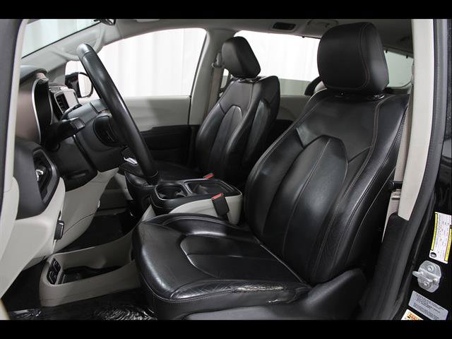 Used 2017 Chrysler Pacifica Touring-L FWD image 5