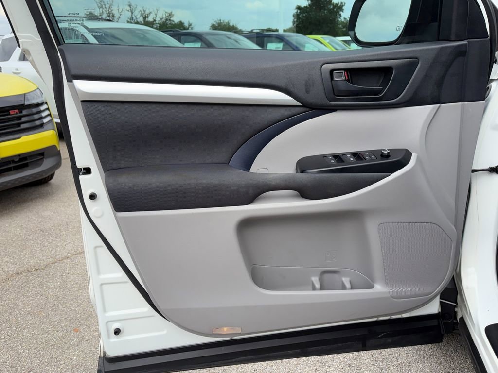 Used 2019 Toyota Highlander LE FWD image 21