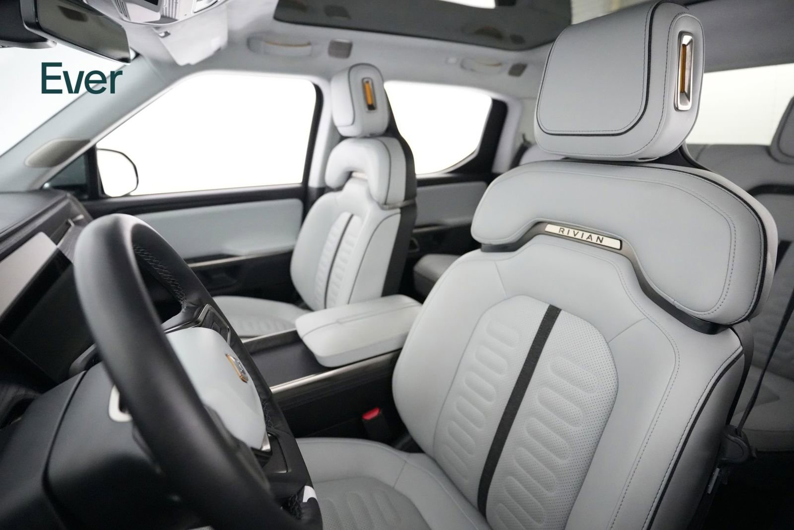 Used 2023 Rivian R1T Adventure image 4