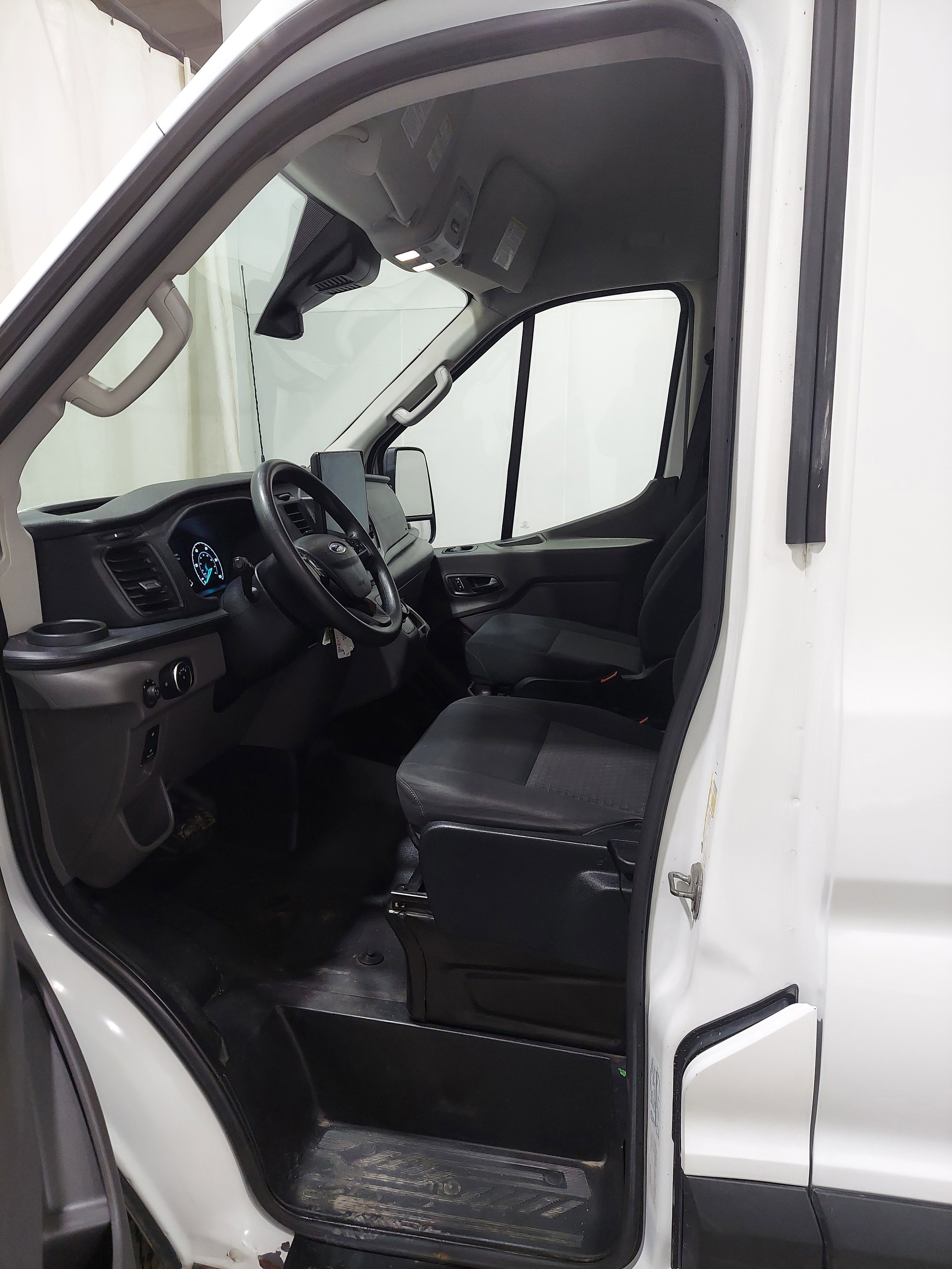Used 2023 Ford E-Transit 148 High Roof RWD image 12