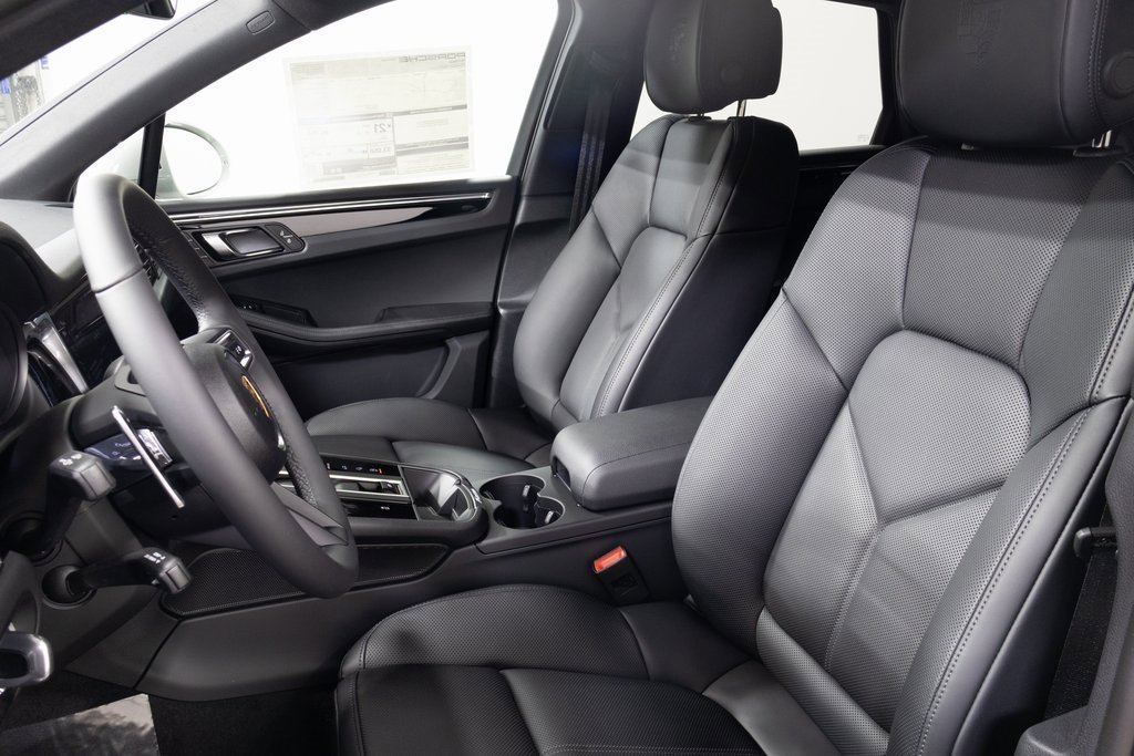 Used 2025 Porsche Macan image 5