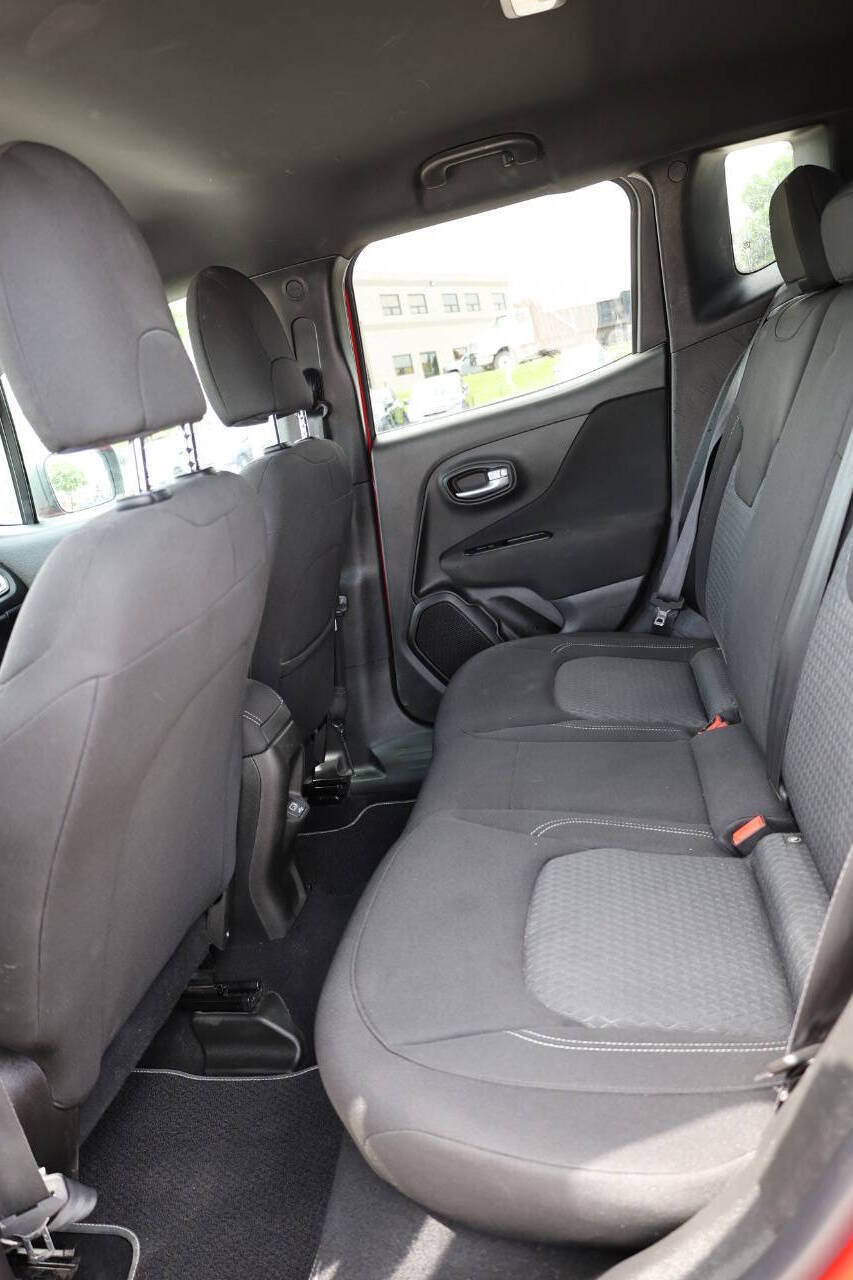 Used 2021 Jeep Renegade Latitude w/ Luxury Group II AWD/4WD image 17