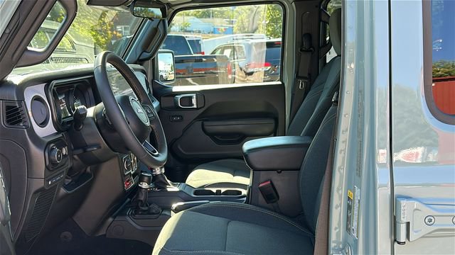 Used 2024 Jeep Wrangler Unlimited image 11