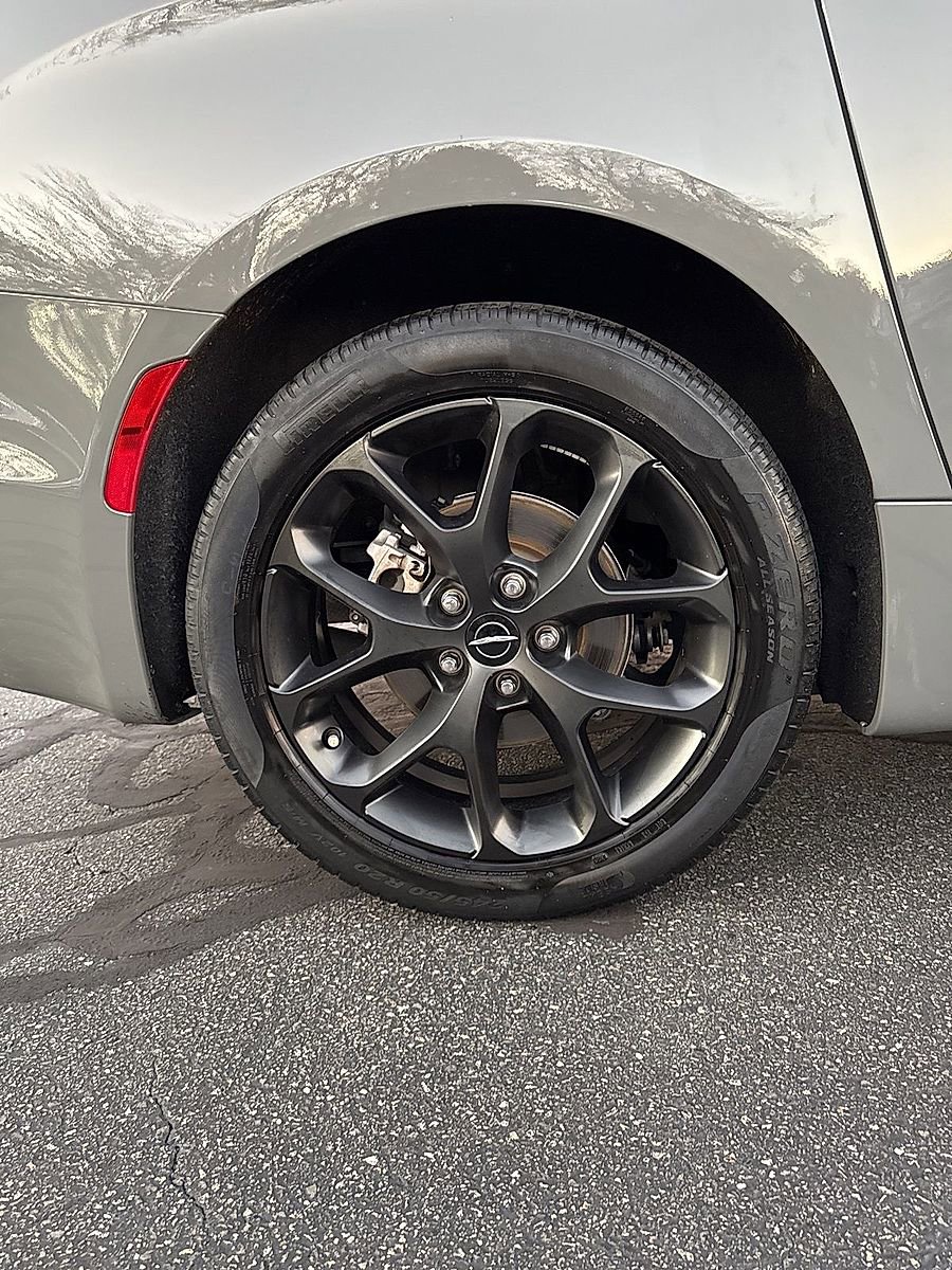 Used 2023 Chrysler Pacifica Limited w/ S Appearance Package image 11