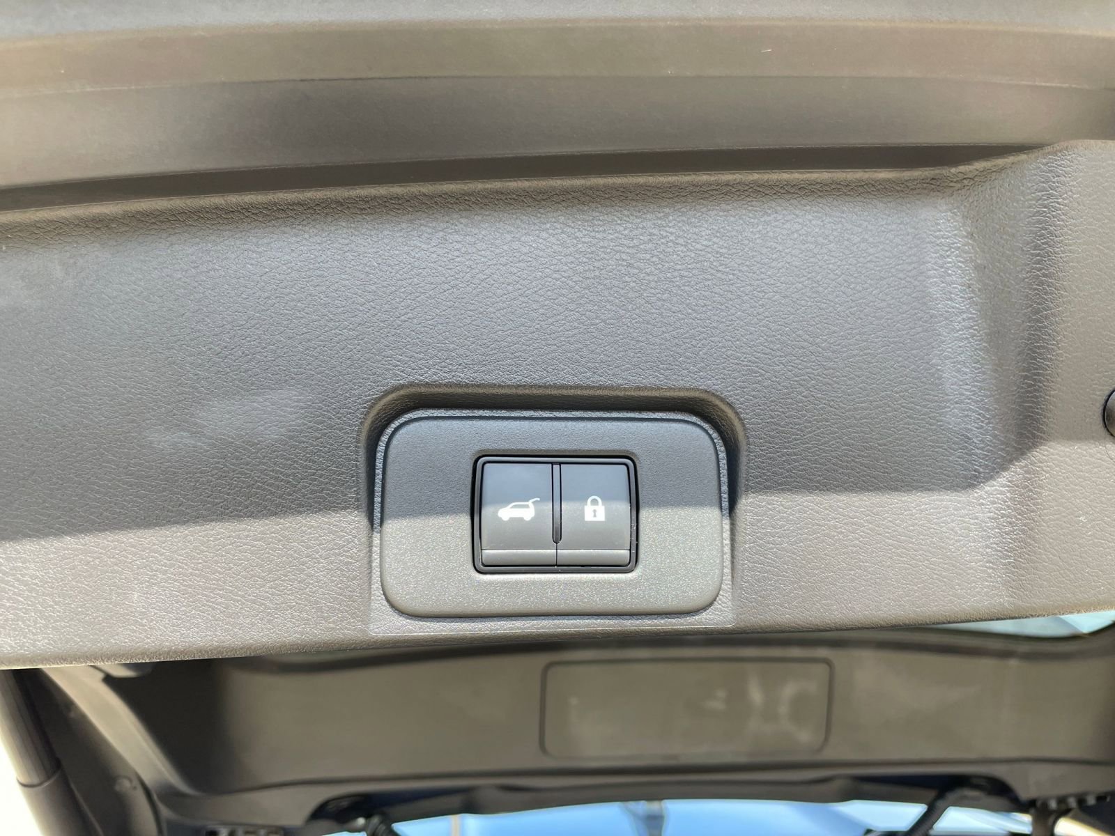 Used 2025 Nissan Rogue SV image 23