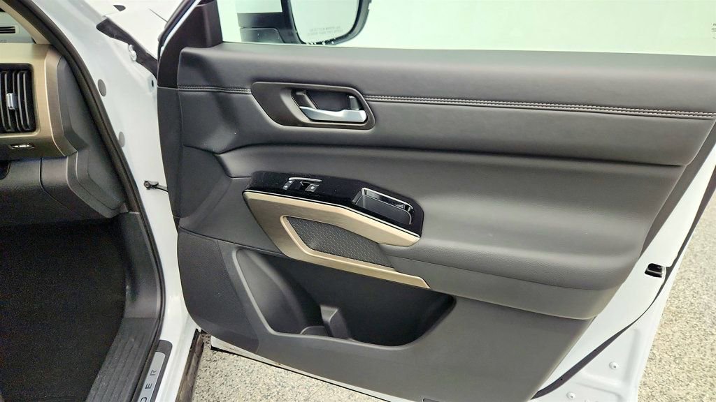 Used 2025 Nissan Pathfinder Platinum image 26