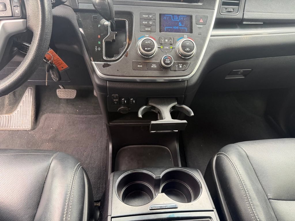 Used 2017 Toyota Sienna SE FWD image 24