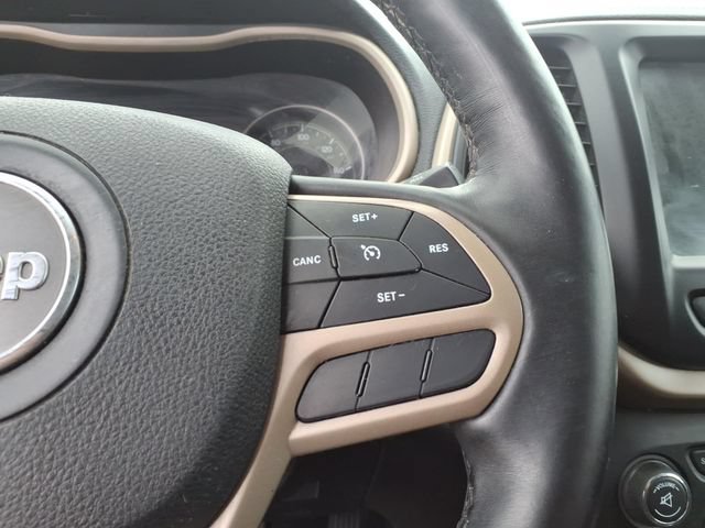 Used 2017 Jeep Cherokee Latitude w/ Cold Weather Group AWD/4WD image 16