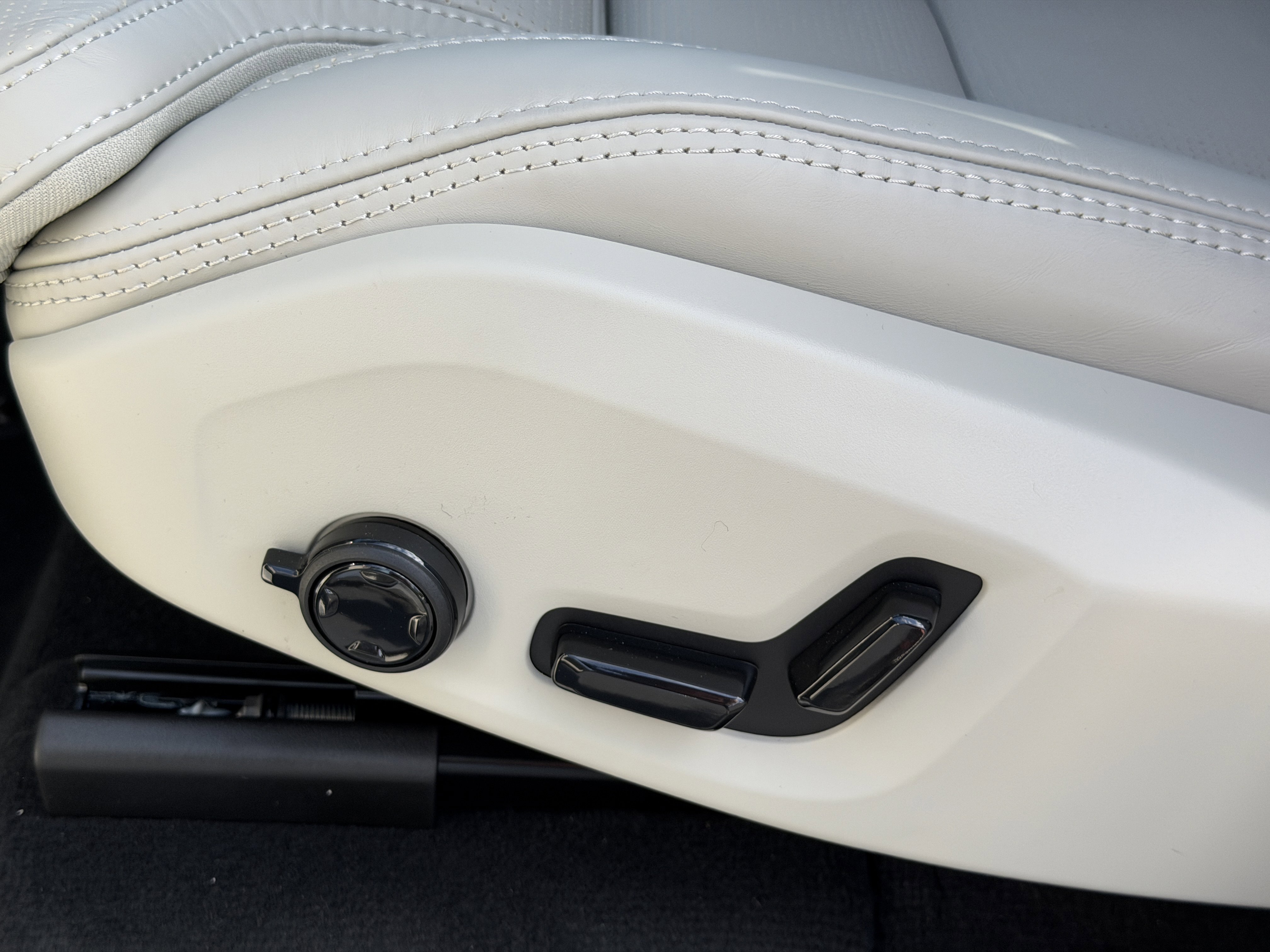 New 2026 Volvo XC90 T8 Ultra w/ Protection Package image 19