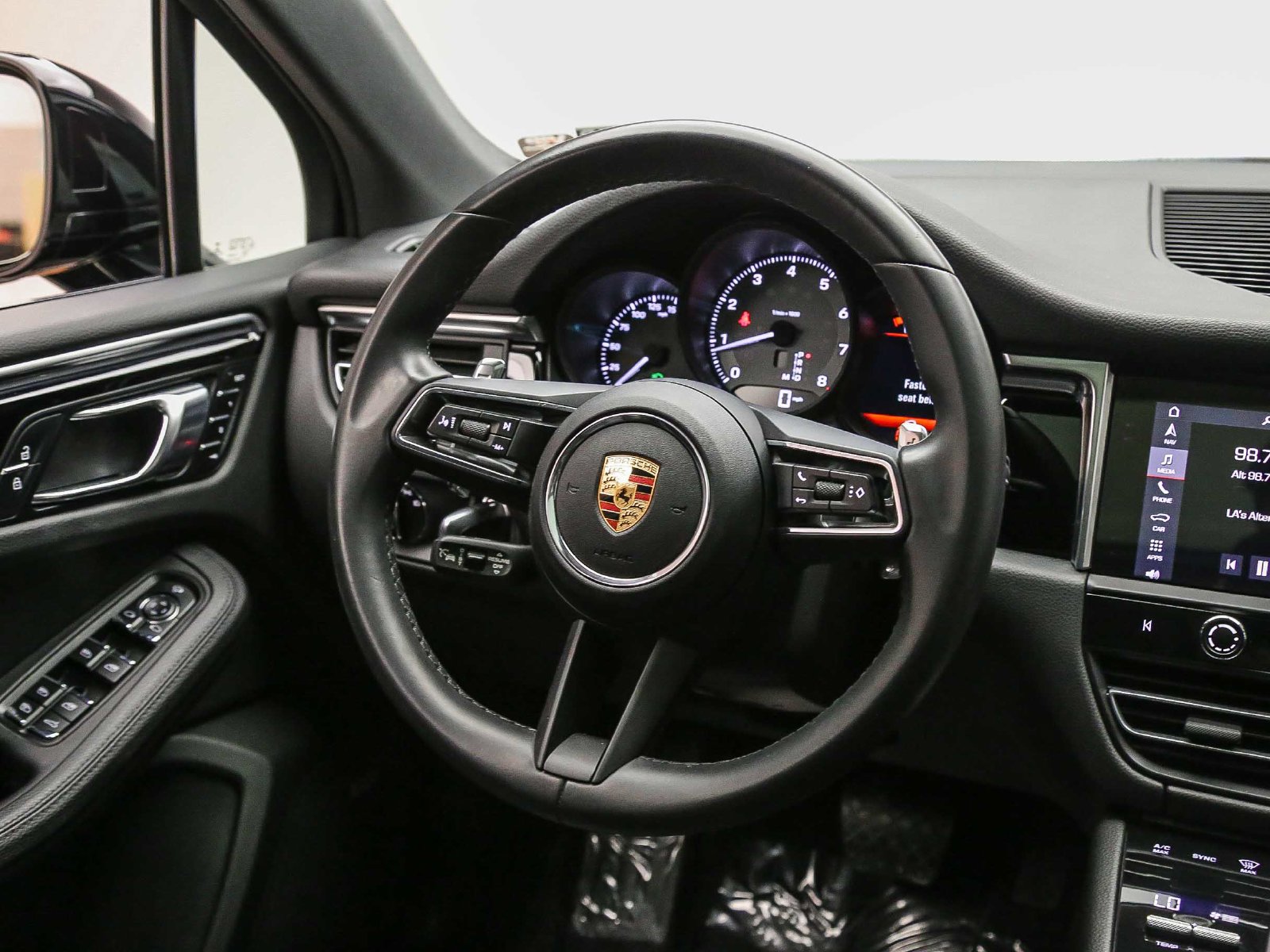 Certified 2022 Porsche Macan S AWD/4WD image 18