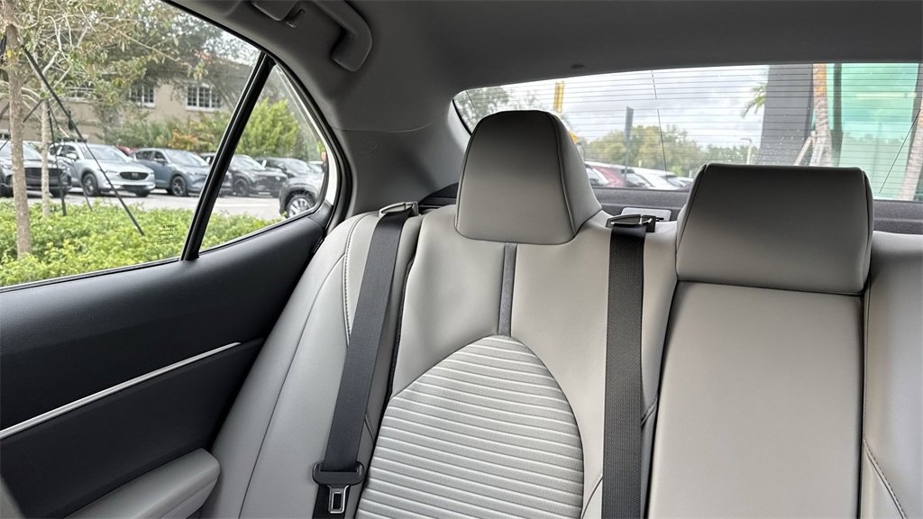 Used 2020 Toyota Camry SE image 18