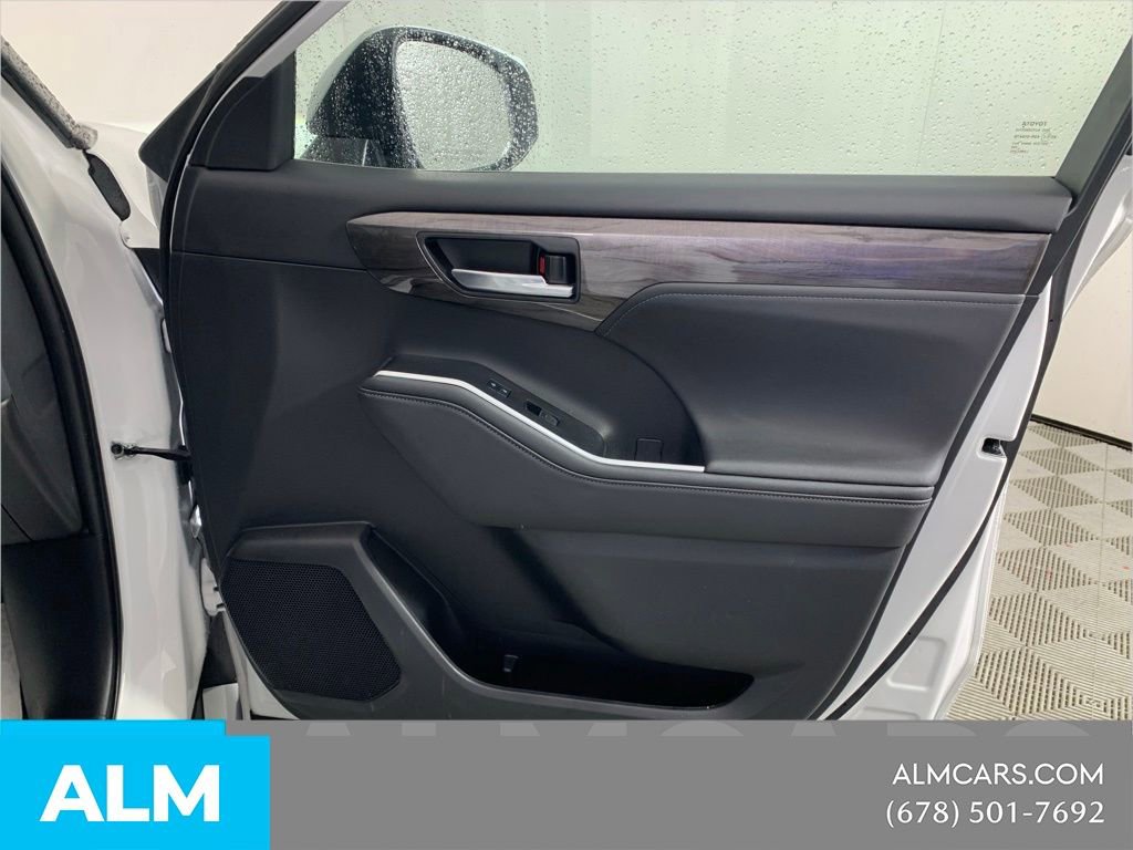 Used 2023 Toyota Highlander Platinum AWD/4WD image 37
