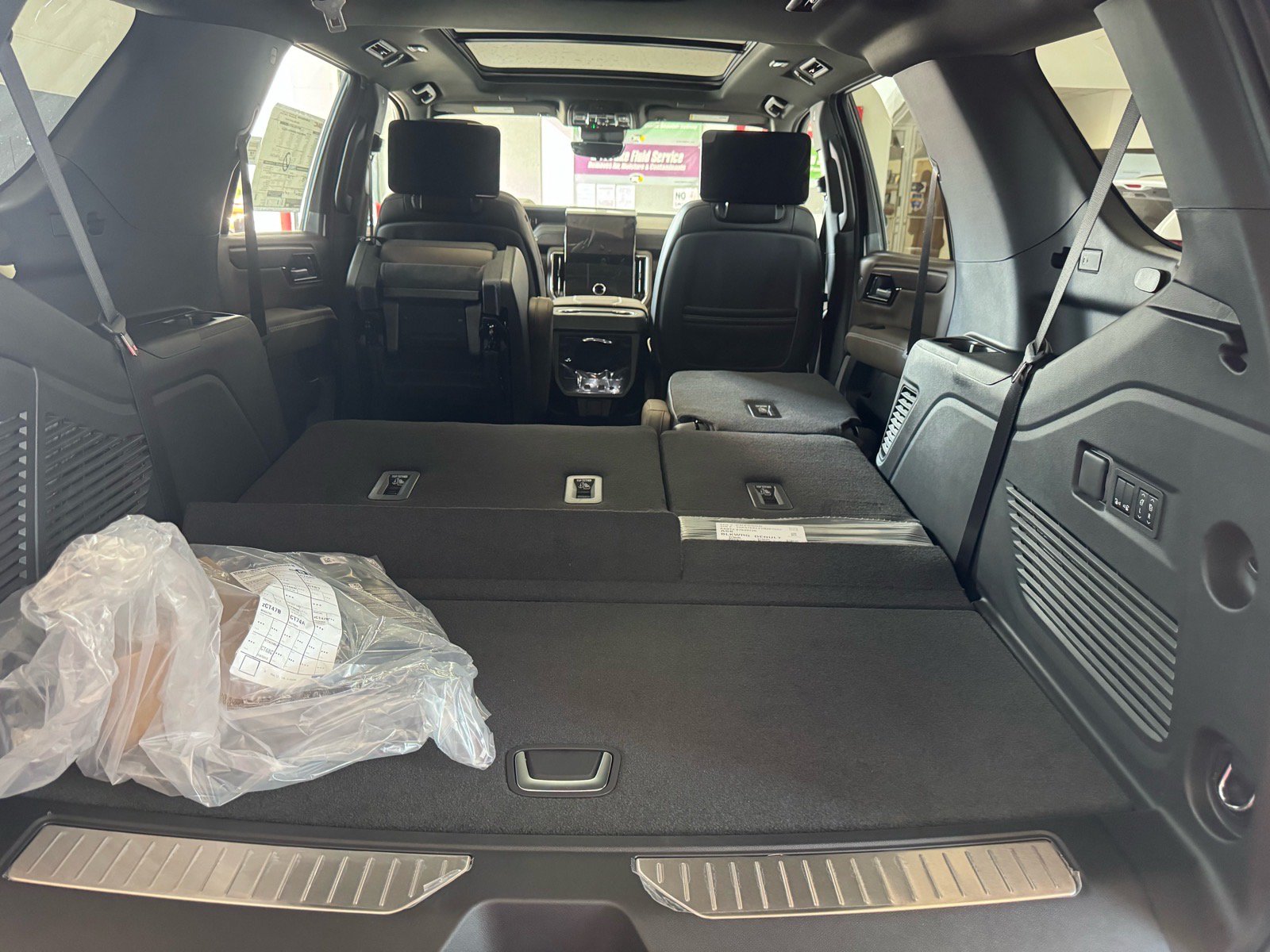 New 2026 GMC Yukon Denali Ultimate w/ LPO, Floor Liner Package AWD/4WD image 9
