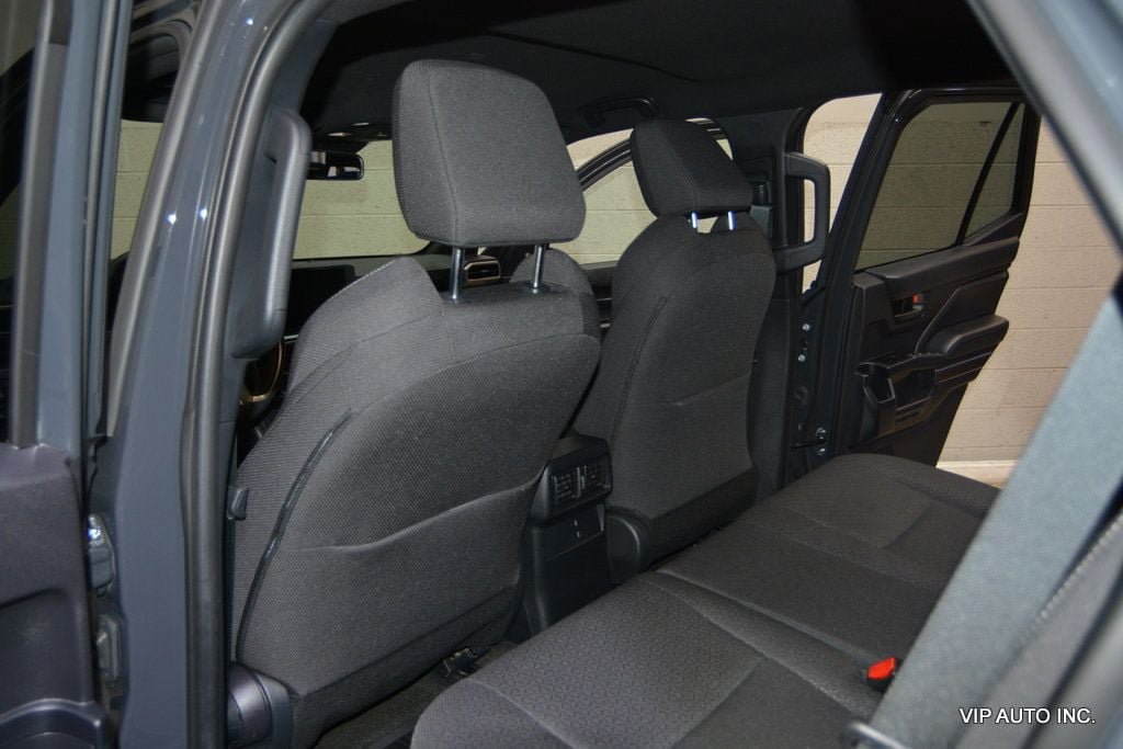 Used 2025 Toyota 4Runner SR5 AWD/4WD image 33