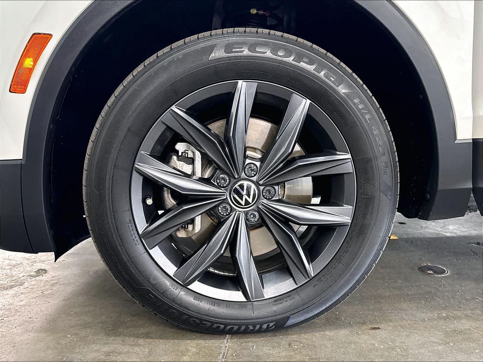Used 2023 Volkswagen Tiguan SE AWD/4WD image 35