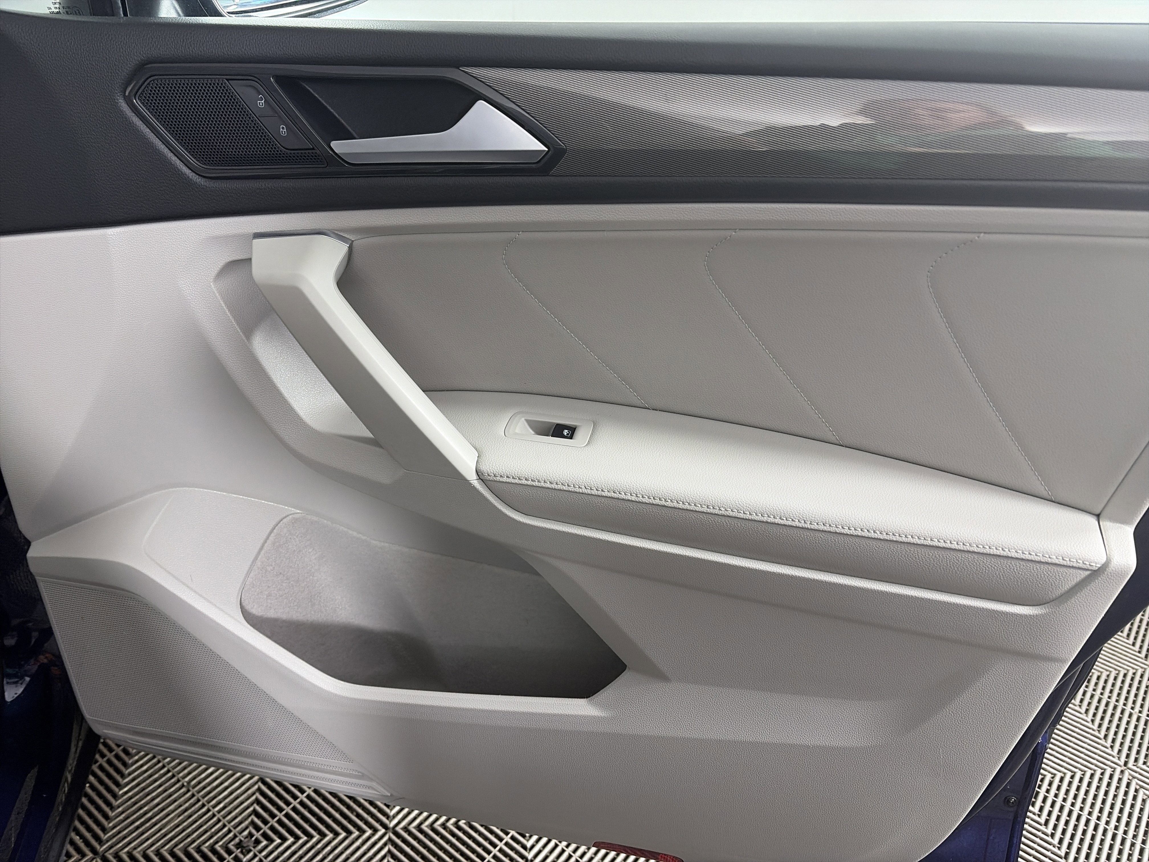 Used 2022 Volkswagen Tiguan SE image 43