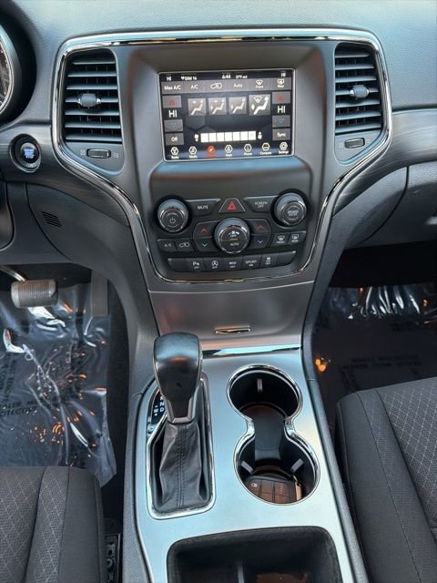 Used 2020 Jeep Grand Cherokee Laredo AWD/4WD image 23
