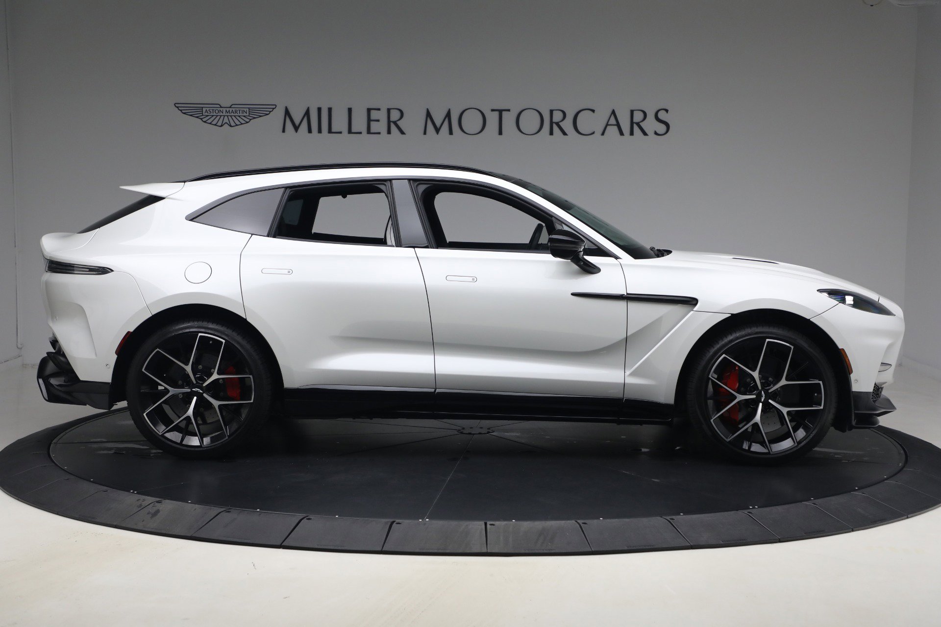 Used 2025 Aston Martin DBX 707 image 9