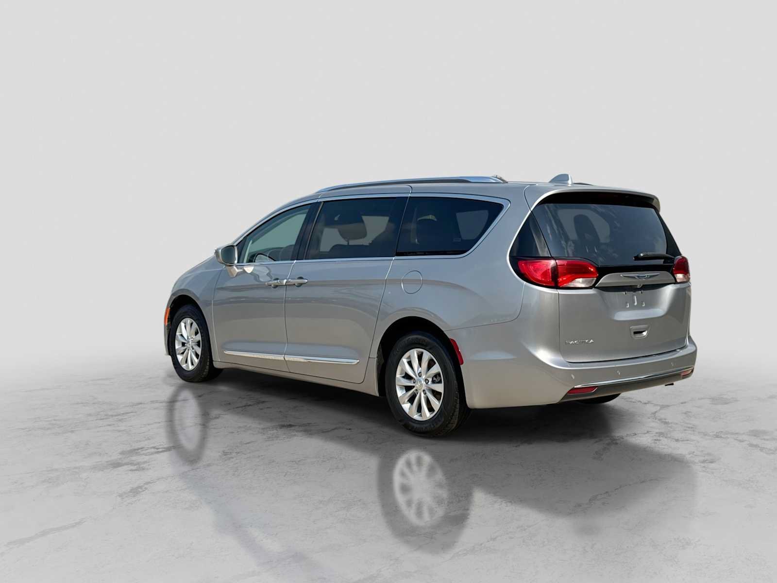 Used 2018 Chrysler Pacifica Touring-L FWD image 4