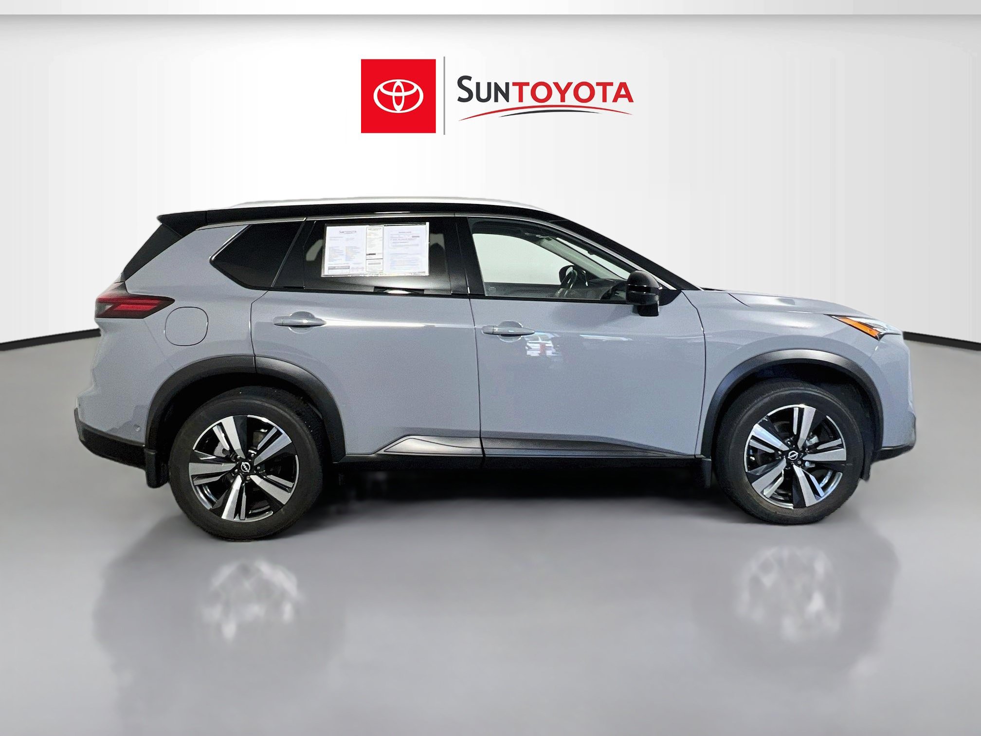 Used 2025 Nissan Rogue SL w/ SL Premium Package FWD image 2