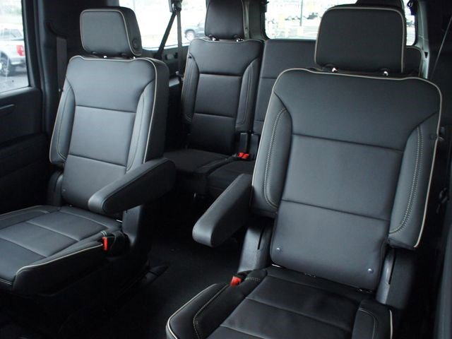 New 2026 Chevrolet Suburban Premier w/ Sun And Tow Package AWD/4WD image 9