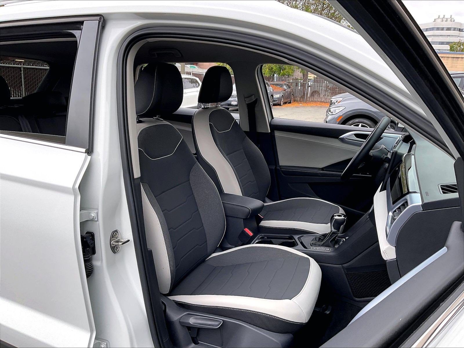 Certified 2025 Volkswagen Taos SE FWD image 6