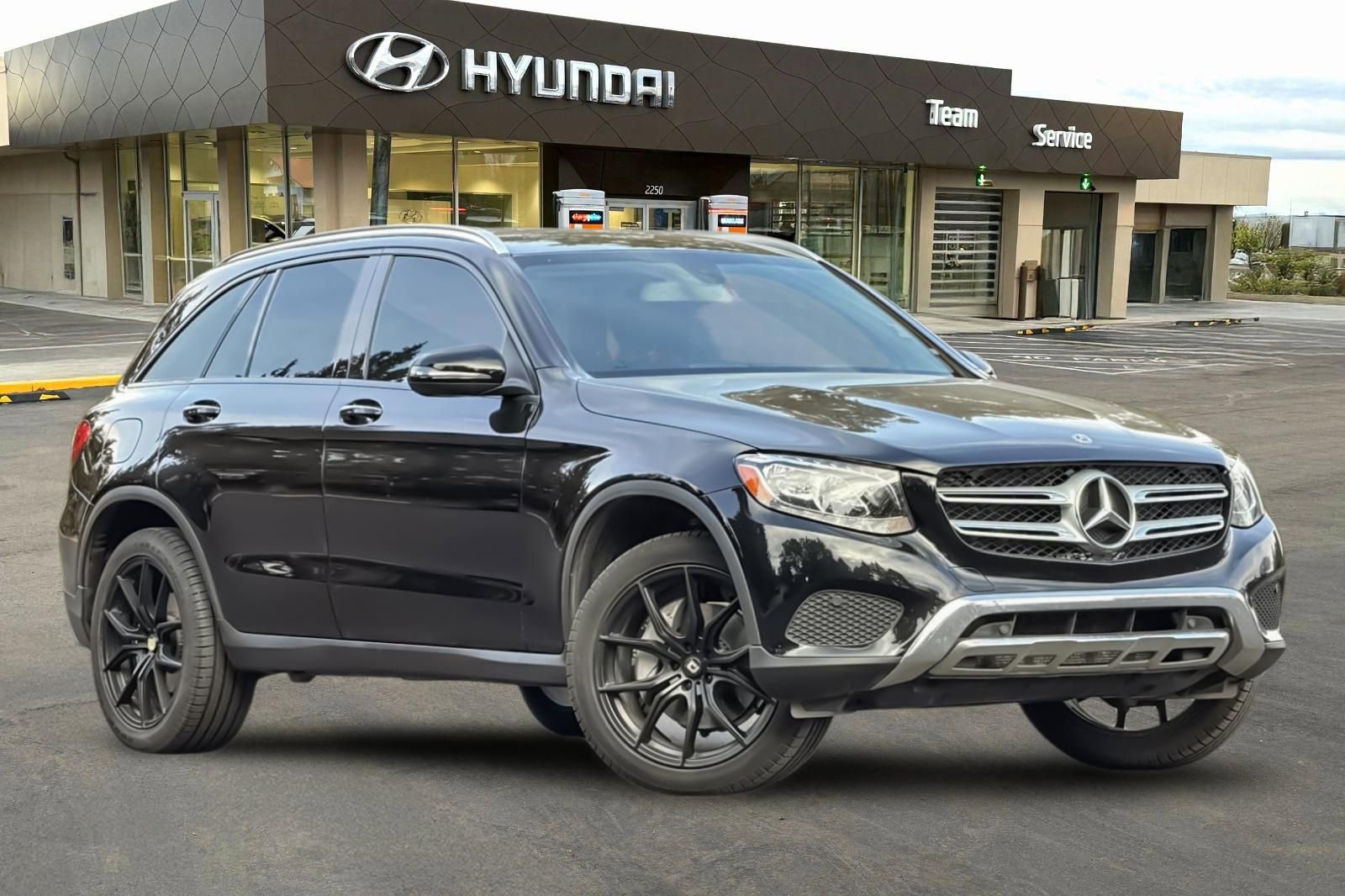 Used 2019 Mercedes-Benz GLC 300 4MATIC image 2