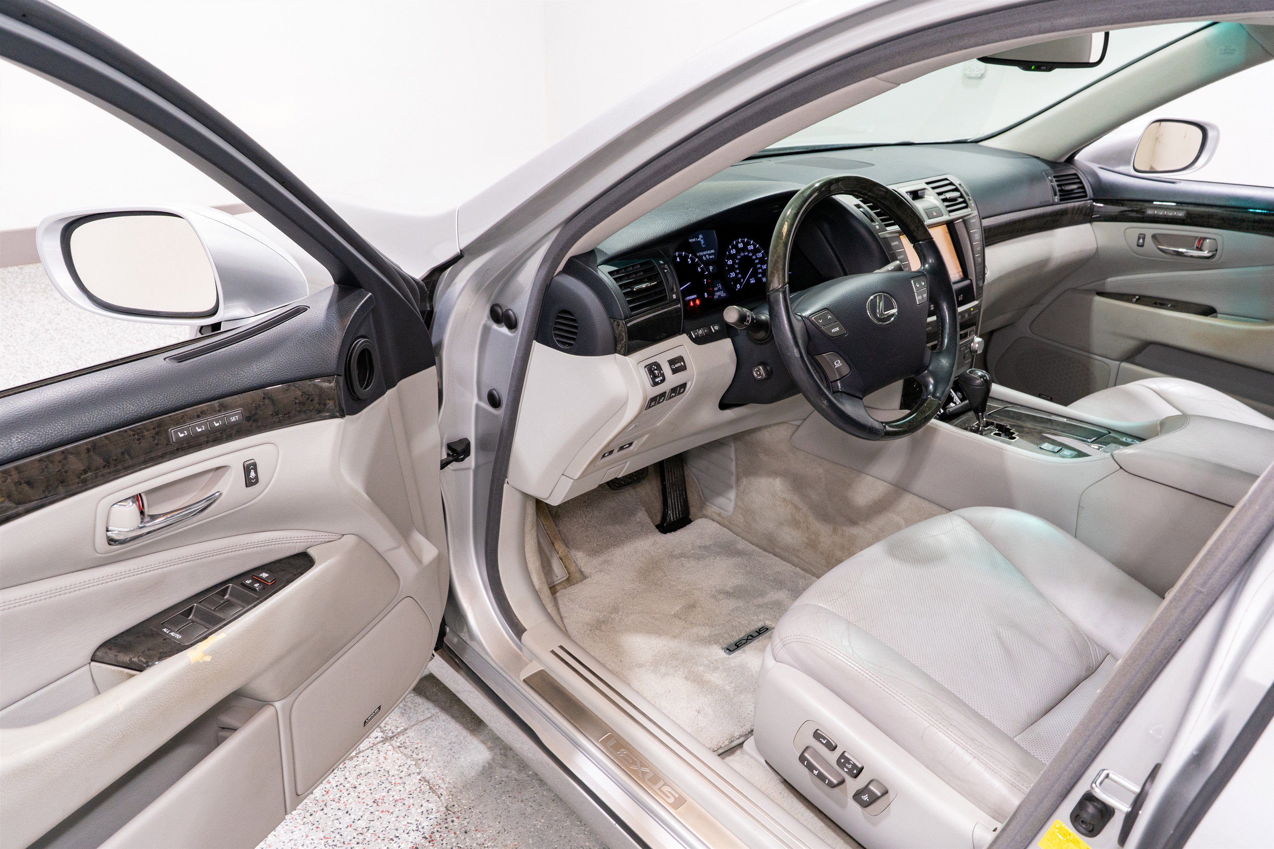 Used 2012 Lexus LS 460 w/ Comfort Pkg image 12