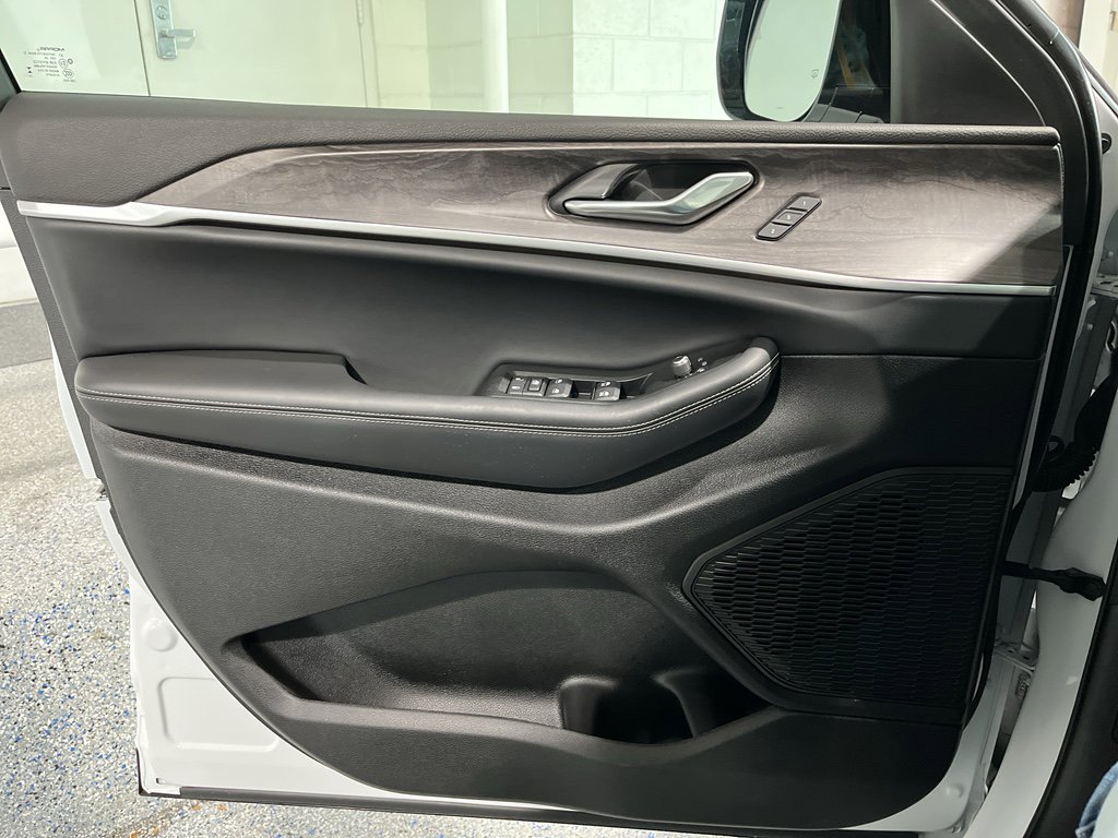 Used 2025 Jeep Grand Cherokee L Limited w/ Trailer Tow Package image 31