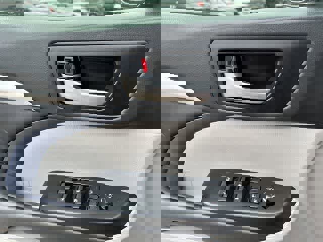 Used 2018 Toyota Highlander XLE image 12