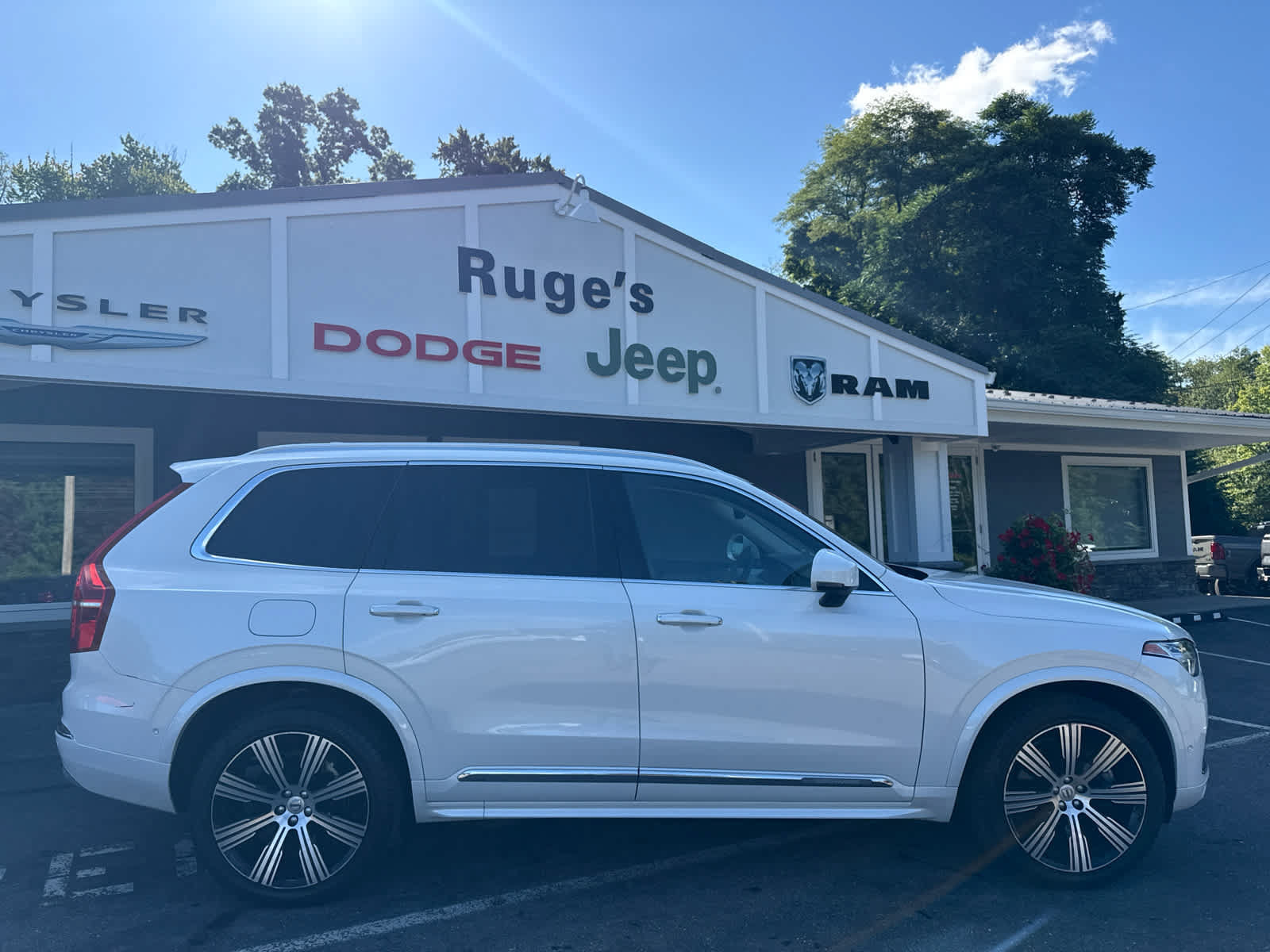 Used 2022 Volvo XC90 T8 Inscription w/ Advanced Package AWD/4WD image 2