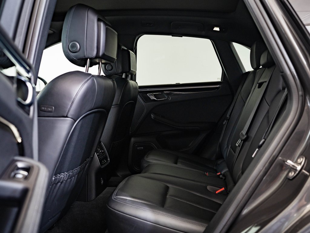 Certified 2018 Porsche Macan image 40