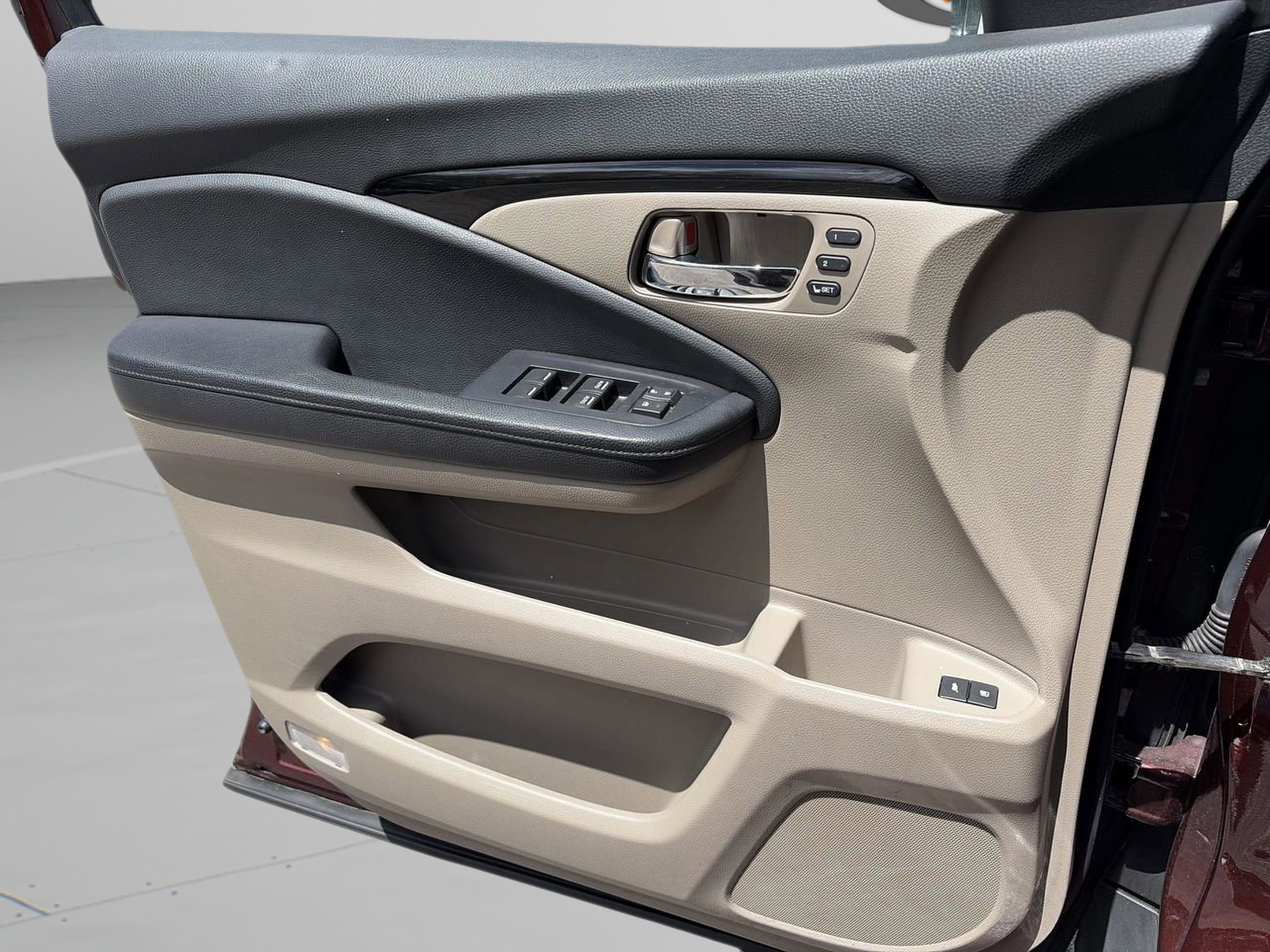 Used 2019 Honda Pilot Touring image 16