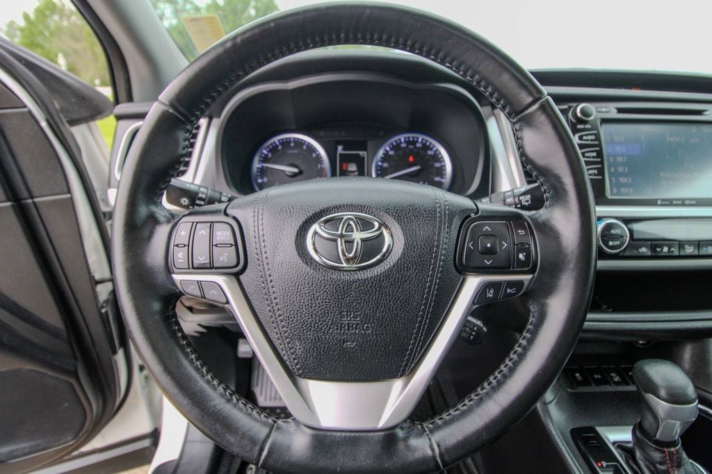 Used 2019 Toyota Highlander SE w/ Nightshade Edition AWD/4WD image 24