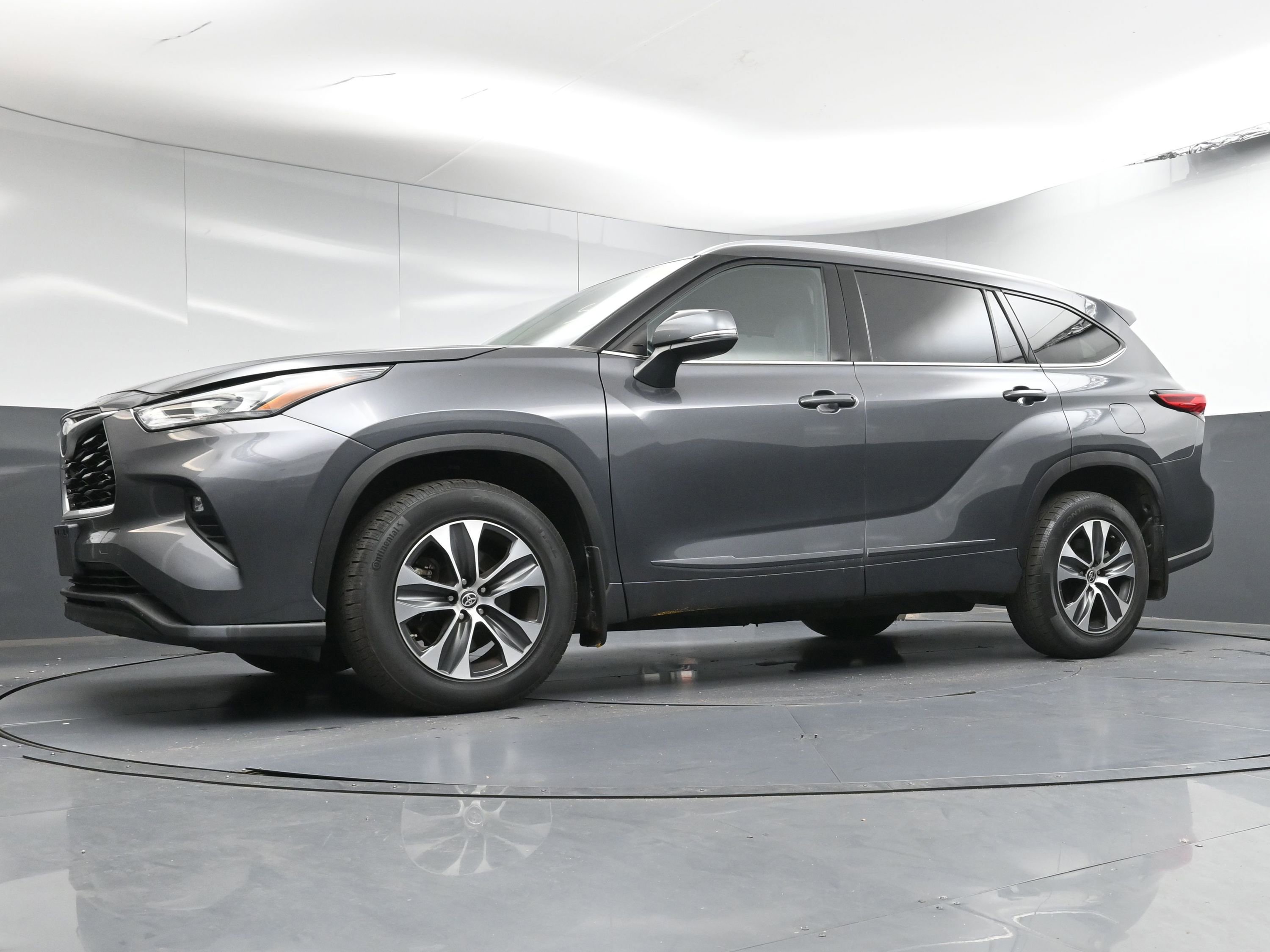 Used 2020 Toyota Highlander XLE image 24
