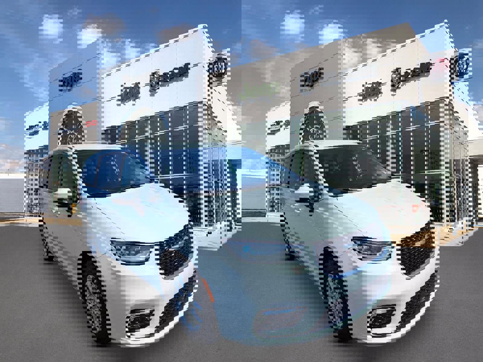 Used 2023 Chrysler Pacifica Touring-L image 1