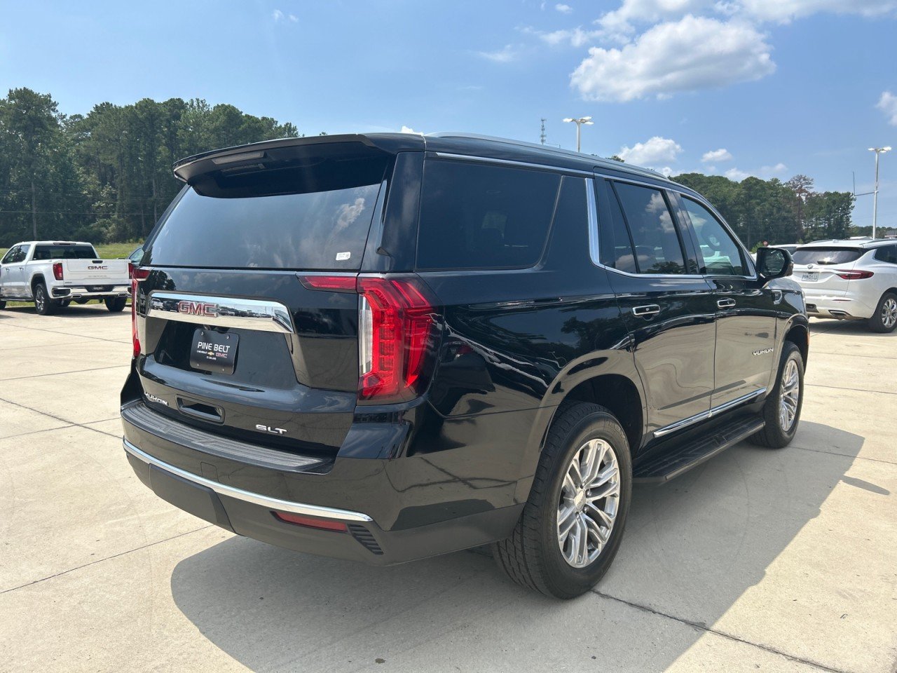 Used 2024 GMC Yukon SLT w/ SLT Luxury Package RWD image 3
