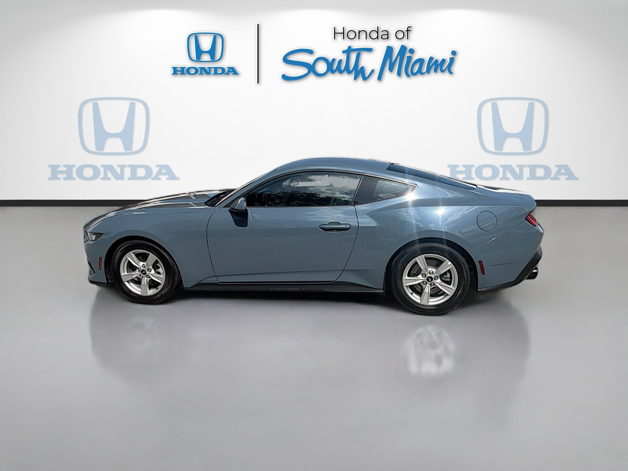 Used 2024 Ford Mustang Coupe RWD image 4