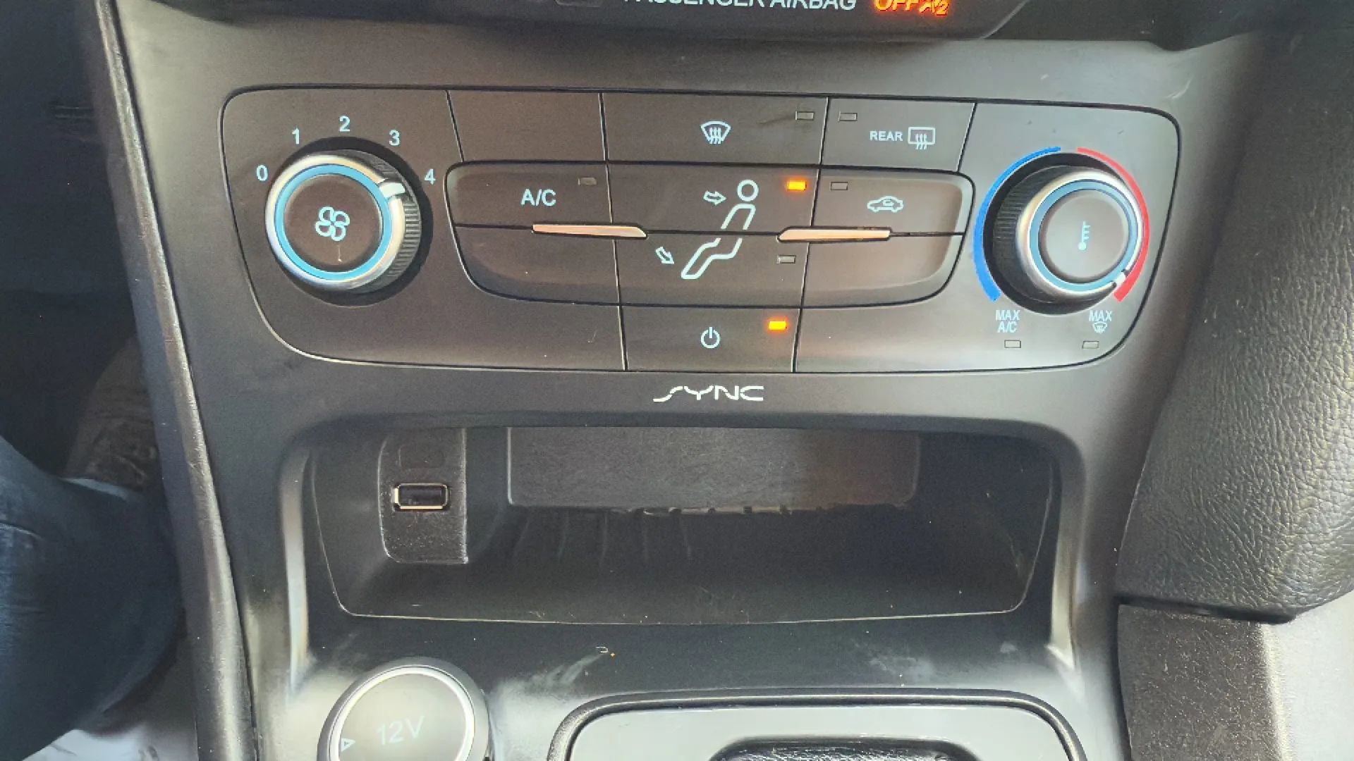 Used 2015 Ford Focus SE w/ SE Sport Package image 19