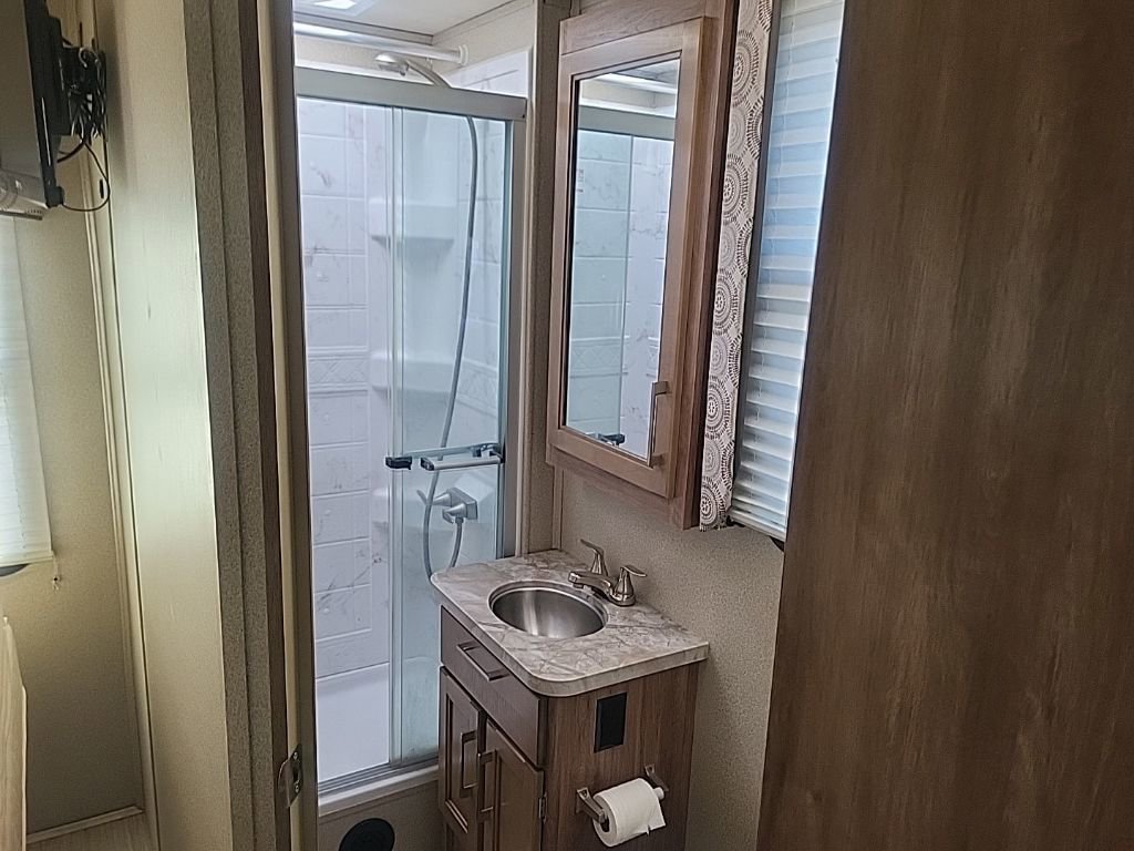 Used 2019 Ford E-450 and Econoline 450 Super Duty w/ Motorhome Prep Package image 14