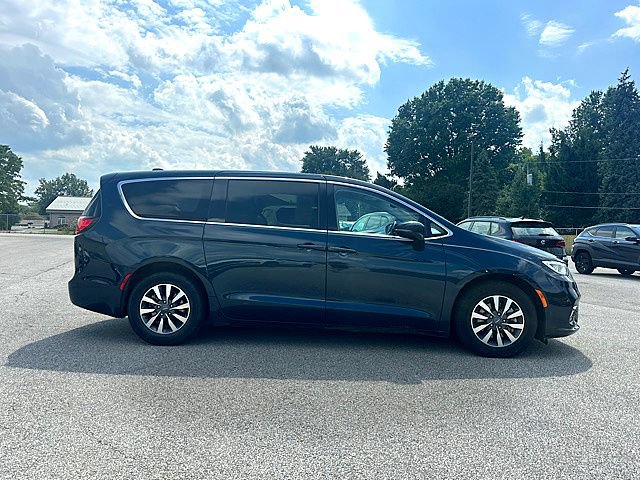 Used 2023 Chrysler Pacifica Touring-L FWD image 9