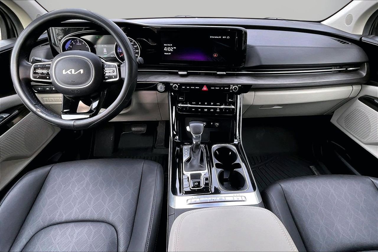 Used 2024 Kia Carnival EX image 15